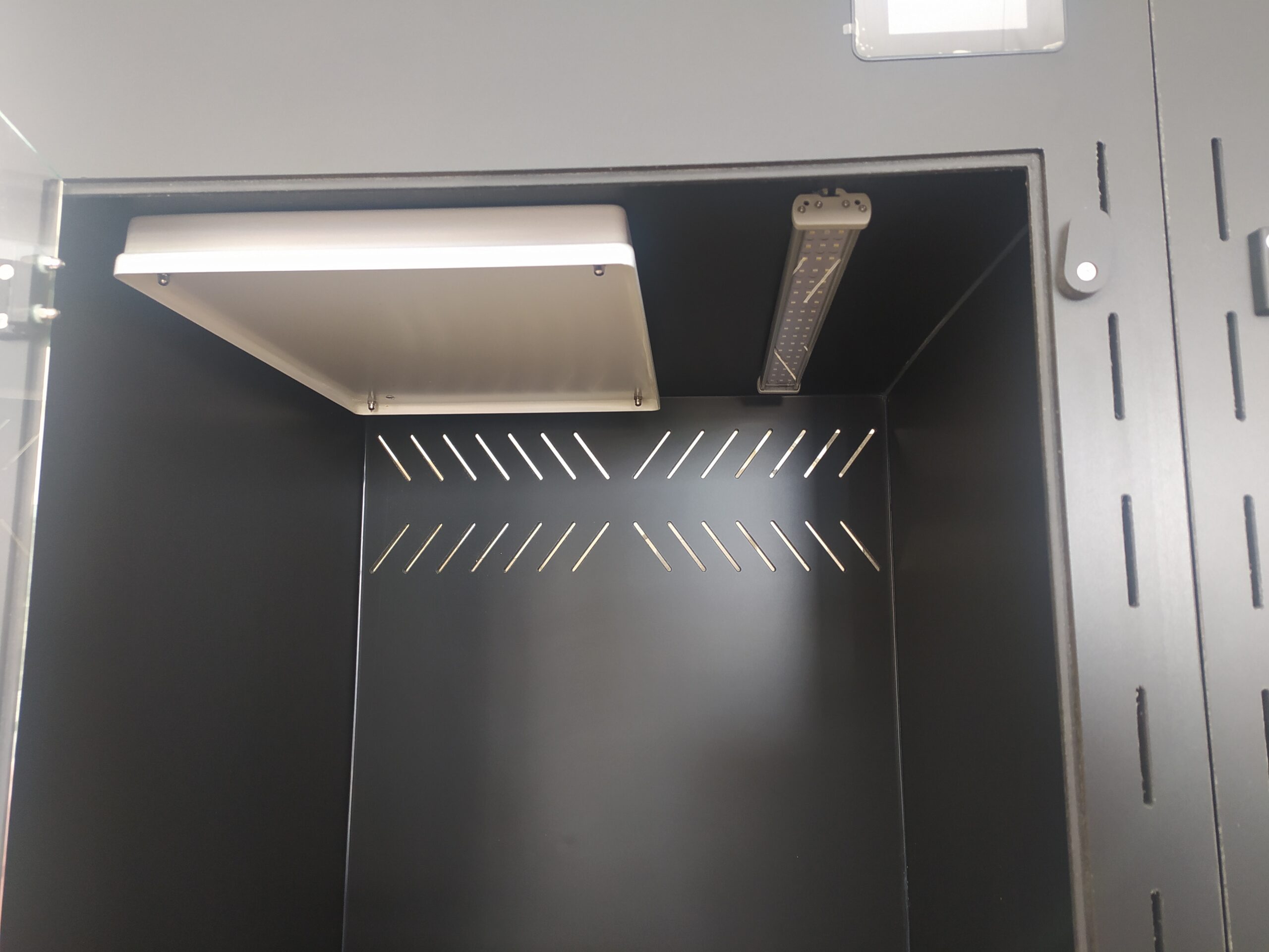 panel grzewczy zamontowany w terrarium