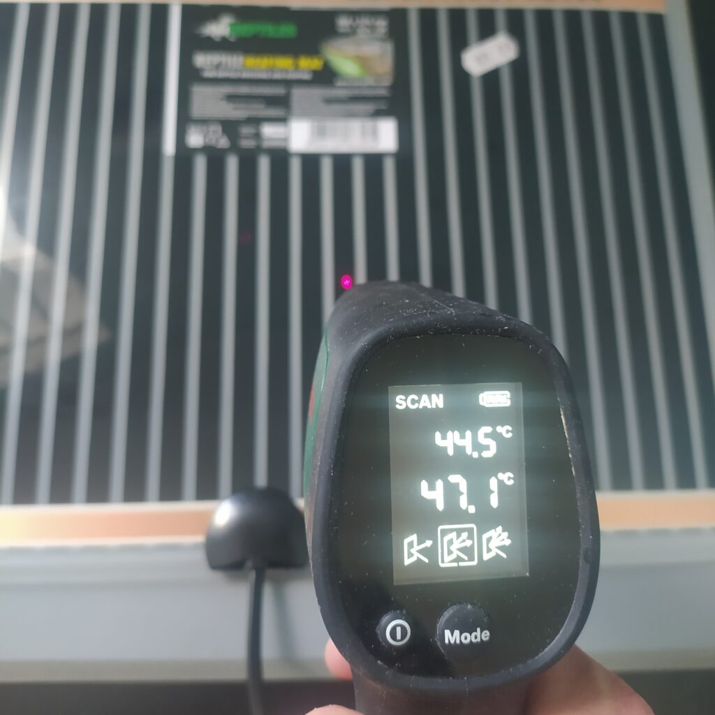 pomiar temperatury maty grzewczej przy użyciu termometru