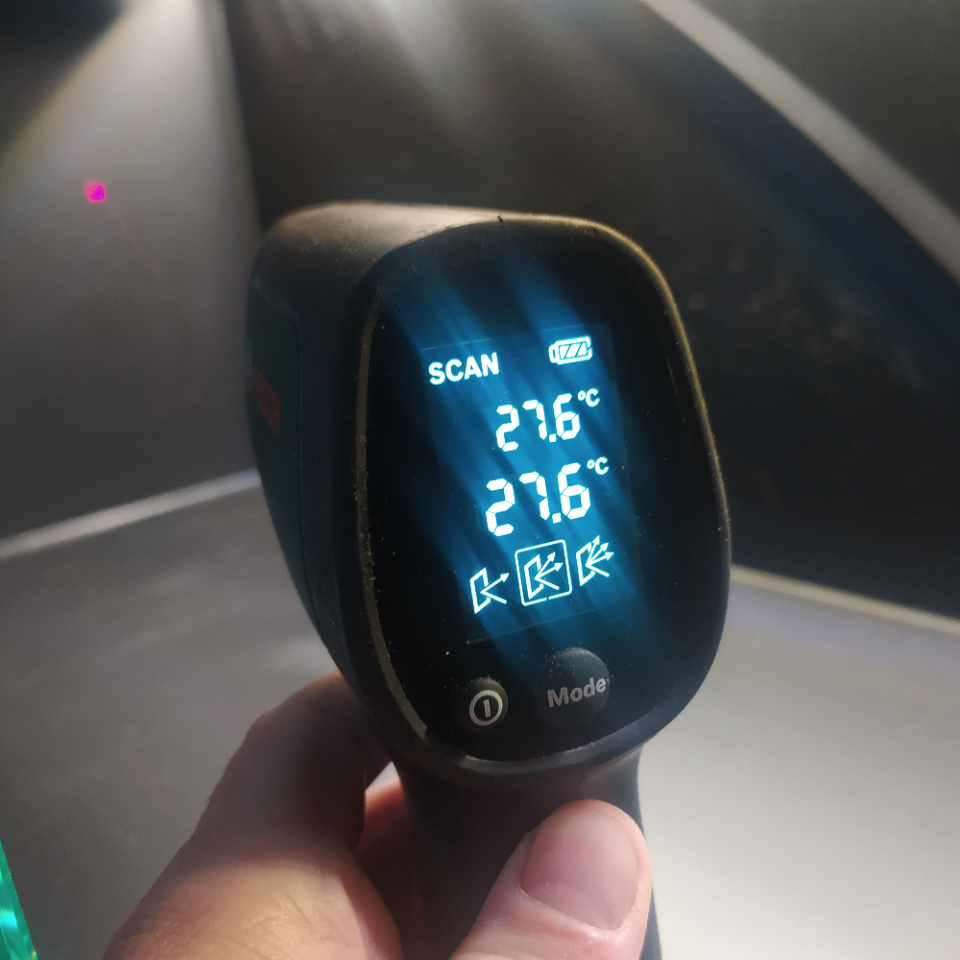 pomiar temperatury w terrarium przy pomocy termometru elektronicznego