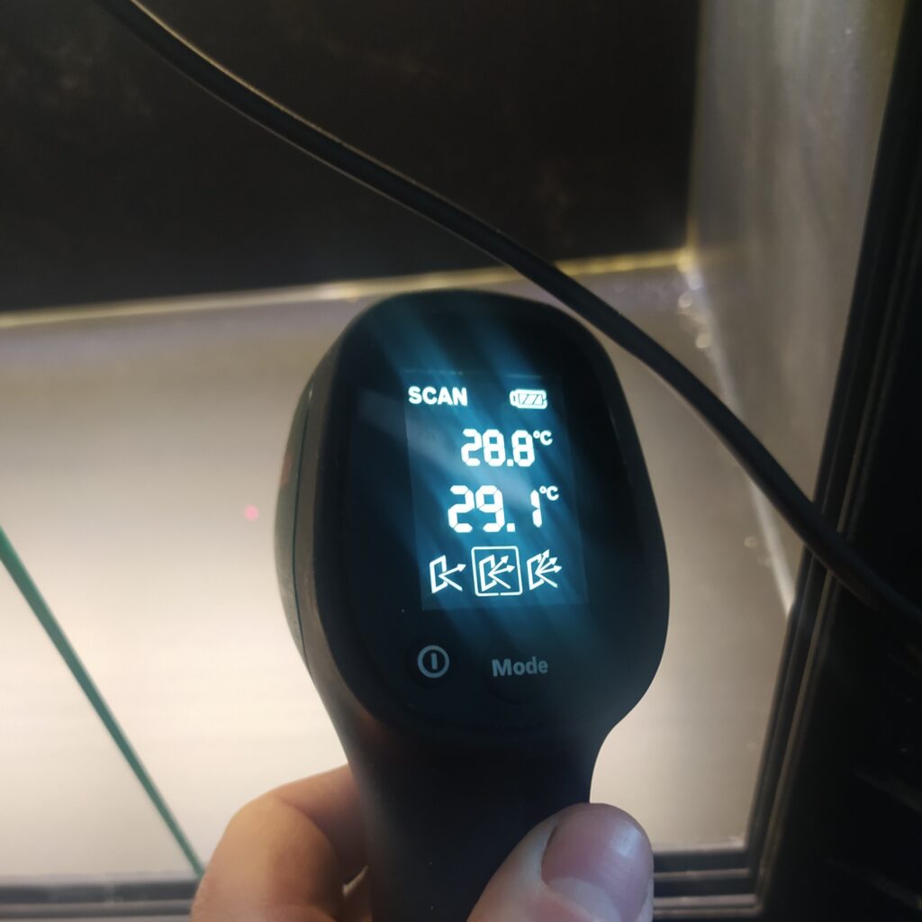 pomiar temperatury podłogi terrarium